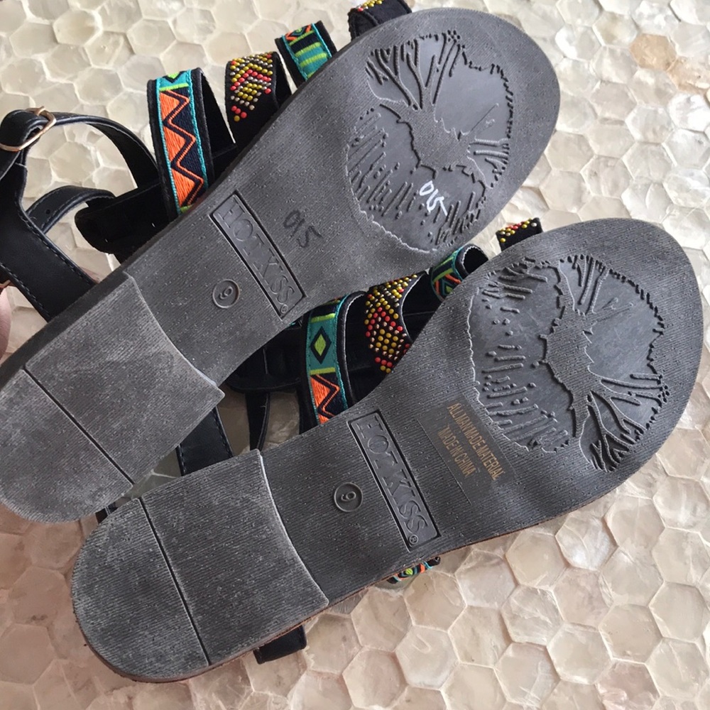 NWOB Hot KISS Colorful Leather Sandals! - Picture 4 of 4